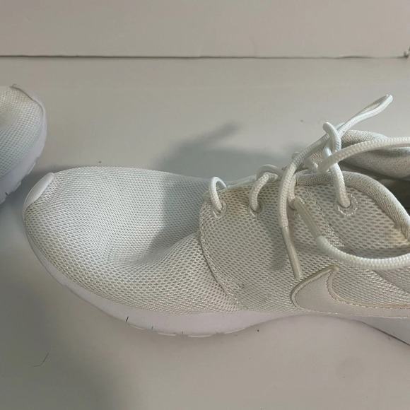 ✅️Nike  Women's Roshe Size 7Y - Triple White - Picture 13 of 14
